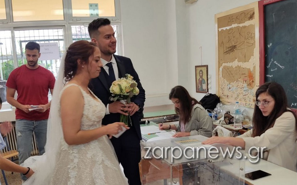 Με νυφικό και σμόκιν πήγαν μετά τον γάμο να ψηφίσουν-3