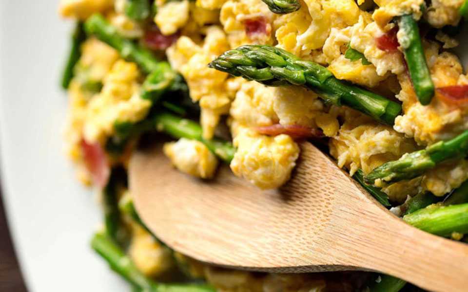 στραπατσάδα-με-σπαράγγια-562422463