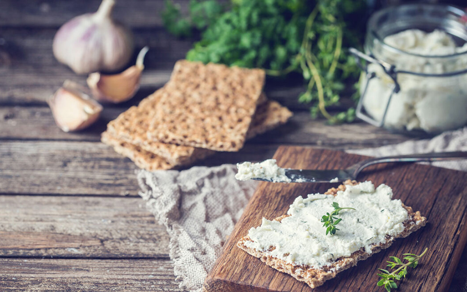 πώς-φτιάχνουμε-τυροκαυτερή-562410631