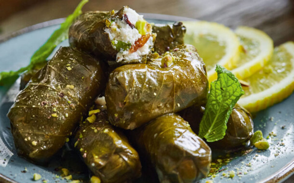ντολμαδάκια-18-συνταγές-μαζί-και-τα-πολ-562423198