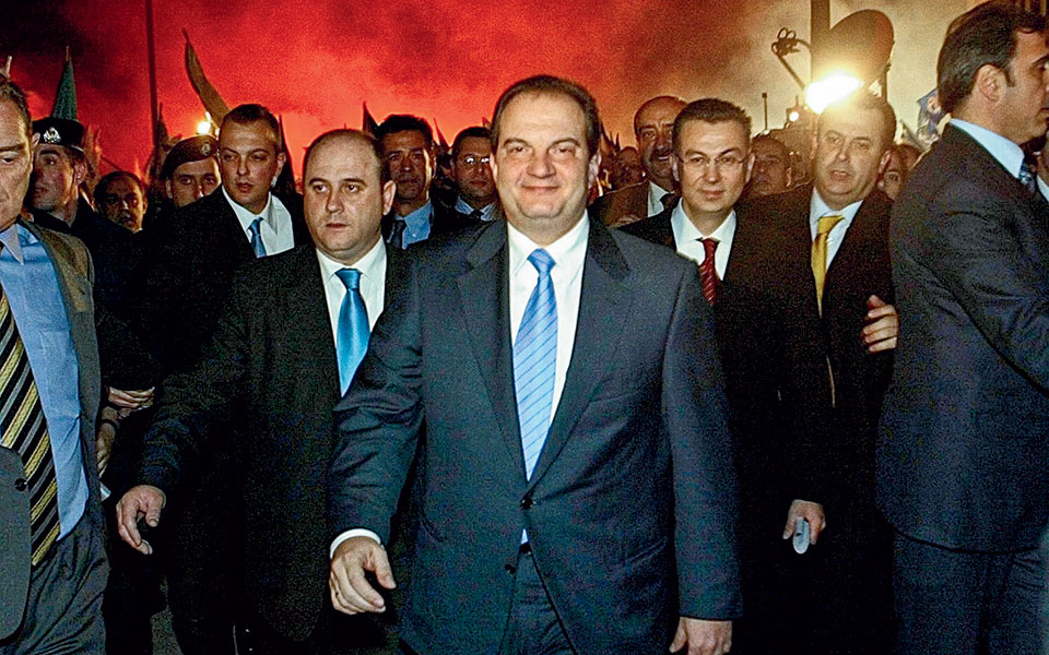 Η Ελλάδα στις κάλπες: 7 Μαρτίου 2004 – Ένας Καραμανλής και ένας Παπανδρέου ξανά αντιμέτωποι σε εκλογές-2