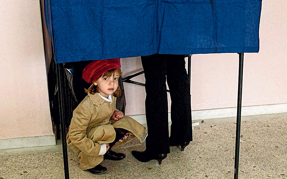 η-ελλάδα-στις-κάλπες-7-μαρτίου-2004-ένας-κ-562410475