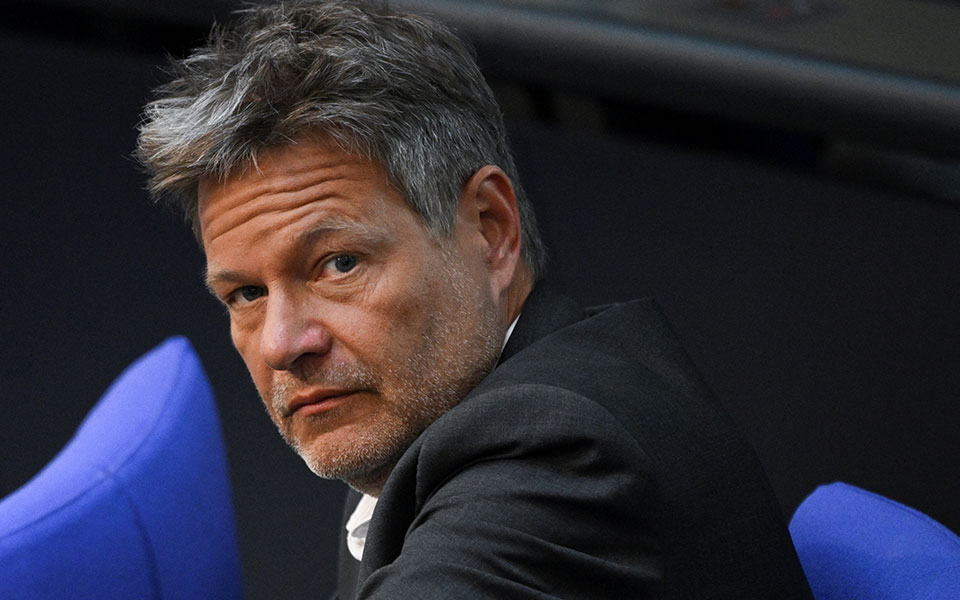 der-spiegel-φάκελος-με-λευκή-σκόνη-στο-γραφείο-τ-562439578