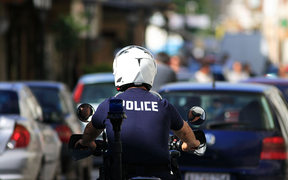 ιλιον-χειροπέδες-σε-13χρονο-που-απείλησ-562436014