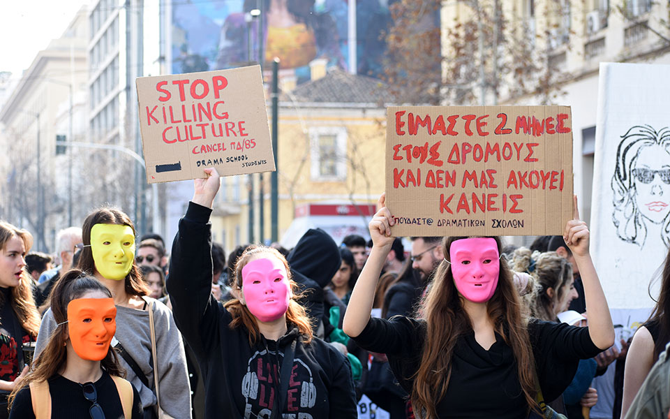 καλλιτέχνες-μπόνους-5-000-ευρώ-για-επανέν-562414036