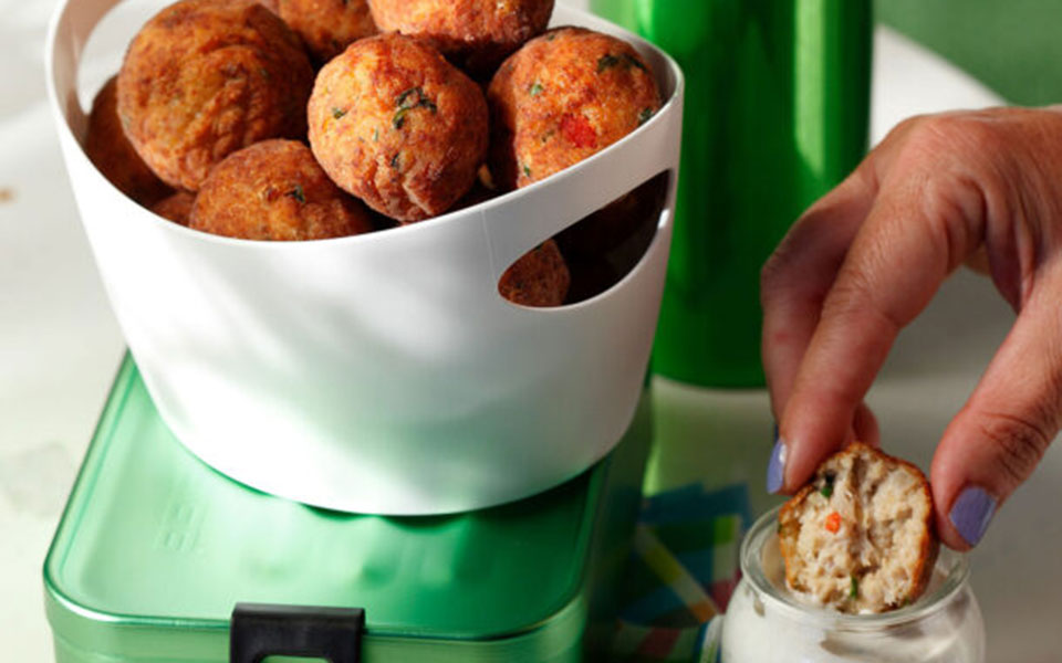 κεφτέδες-κοτόπουλου-με-σάλτσα-γιαουρ-562424473