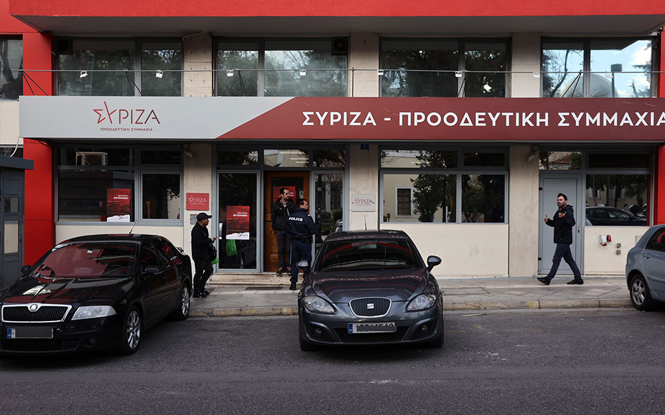 στάχτη-και-υβριστικό-σημείωμα-περιεί-562416094