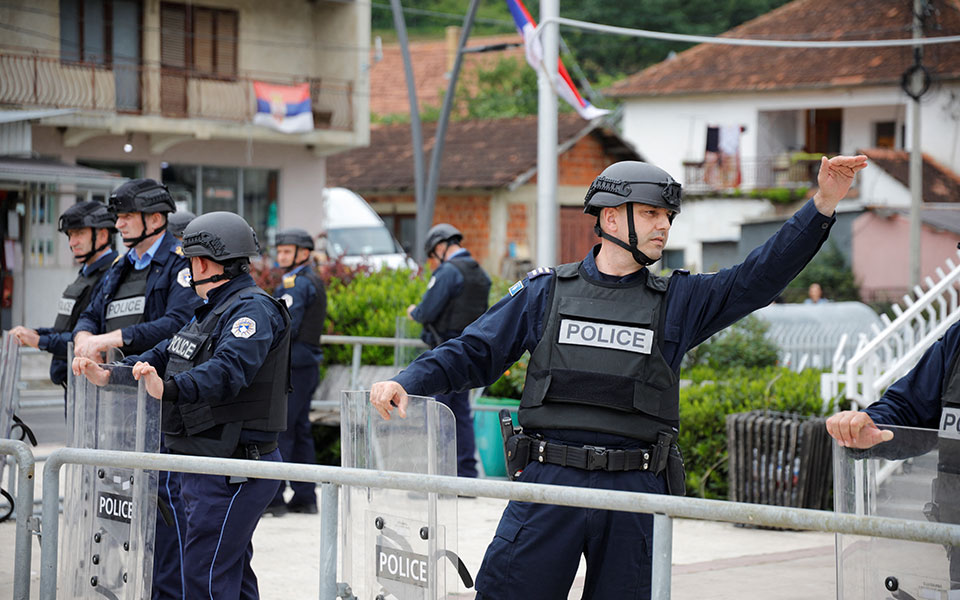 Κόσοβο: Τεταμένο το κλίμα – Αμερικανοί στρατιώτες φρουρούν δημαρχείο στα βόρεια-3