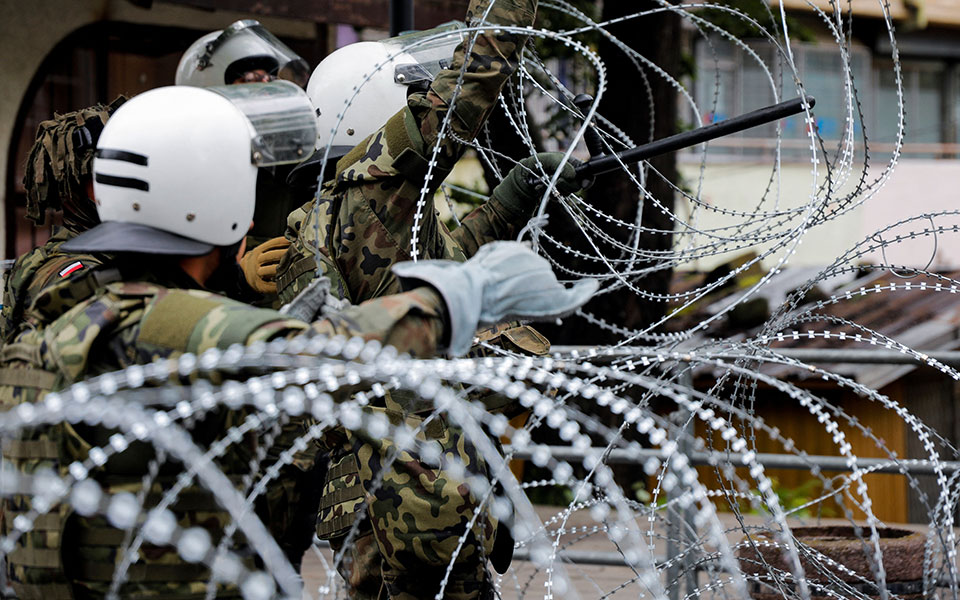 κόσοβο-τεταμένο-το-κλίμα-αμερικανο-562449418