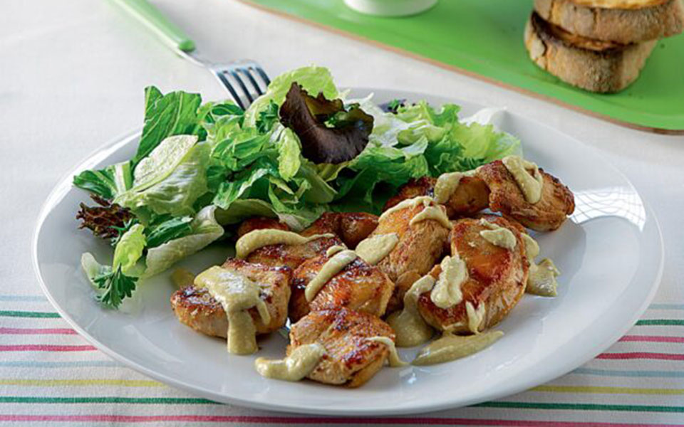 κοτόπουλο-φιλέτο-με-ζεστή-σαλάτα-σίζα-562407457