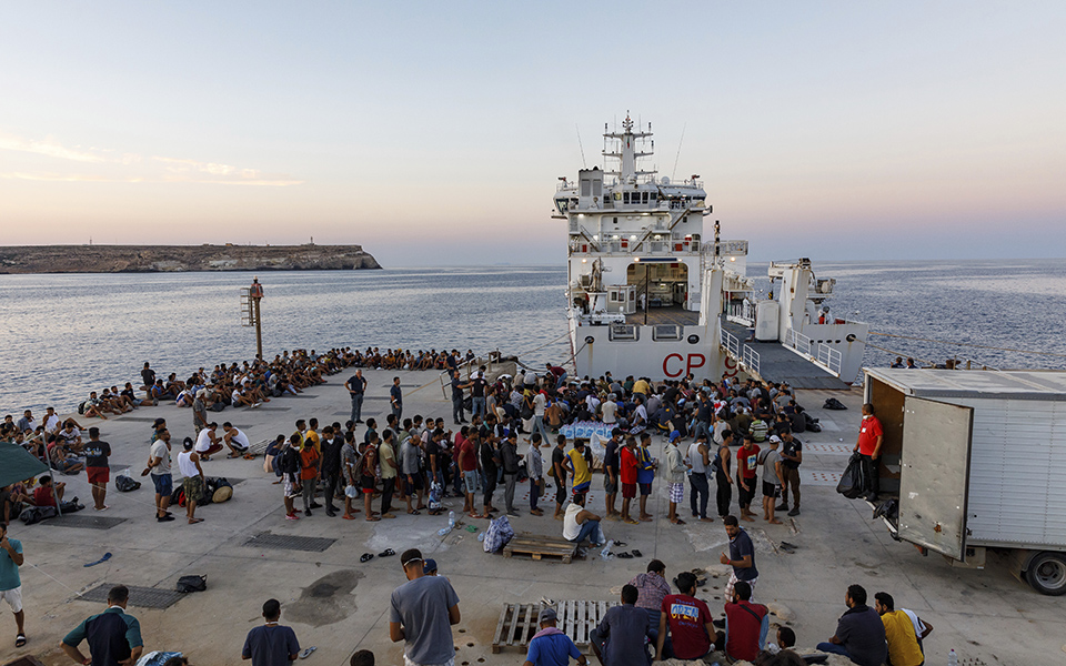 ιταλία-αρχισε-η-μεταφορά-μεταναστών-α-562408528