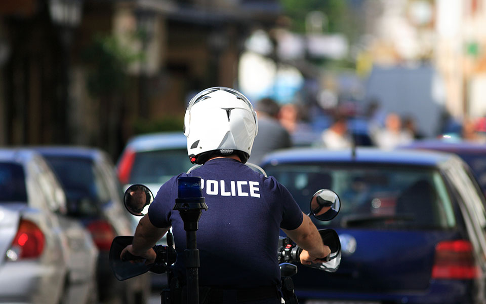 πειραιάς-χειροπέδες-σε-μέλη-συμμορία-562397728