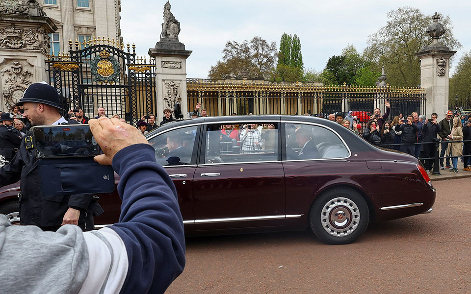 συνελήφθη-άνδρας-έξω-από-τα-ανάκτορα-τ-562398766