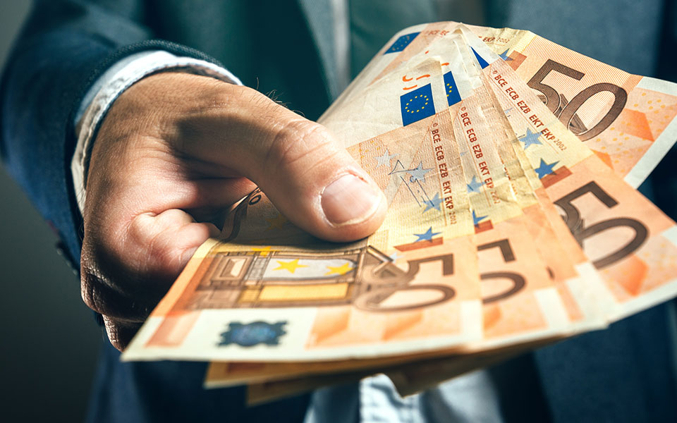 οι-ελληνες-ακόμα-προτιμούν-τα-μετρητά-562425091