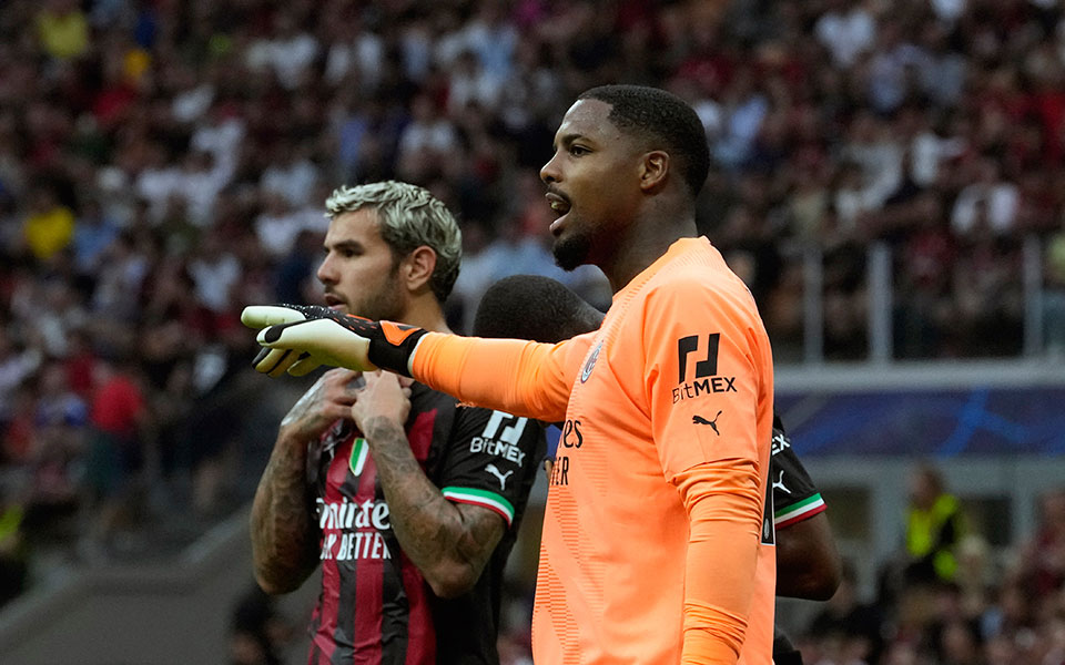 μάικ-μενιάν-ένας-πιστολέρο-κάτω-από-562398127