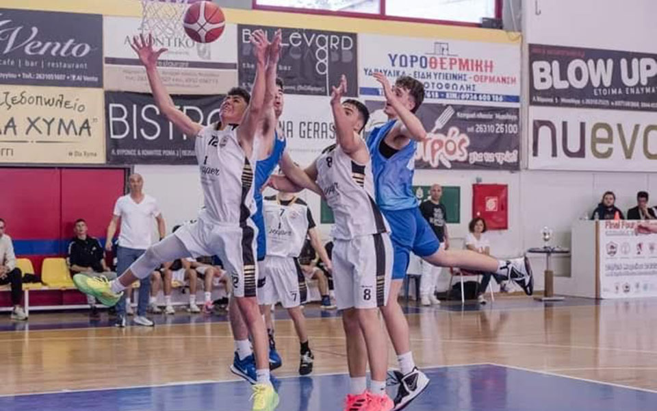 το-μπάσκετ-προσπαθεί-να-ανασάνει-στ-562449619