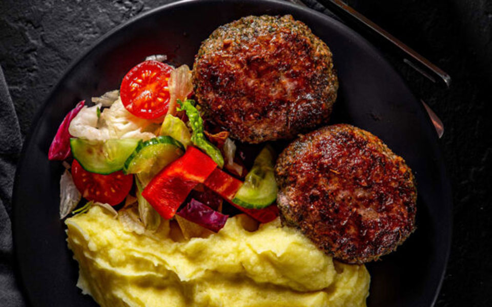 μπιφτέκια-φούρνου-με-πουρέ-πατάτας-κα-562438564