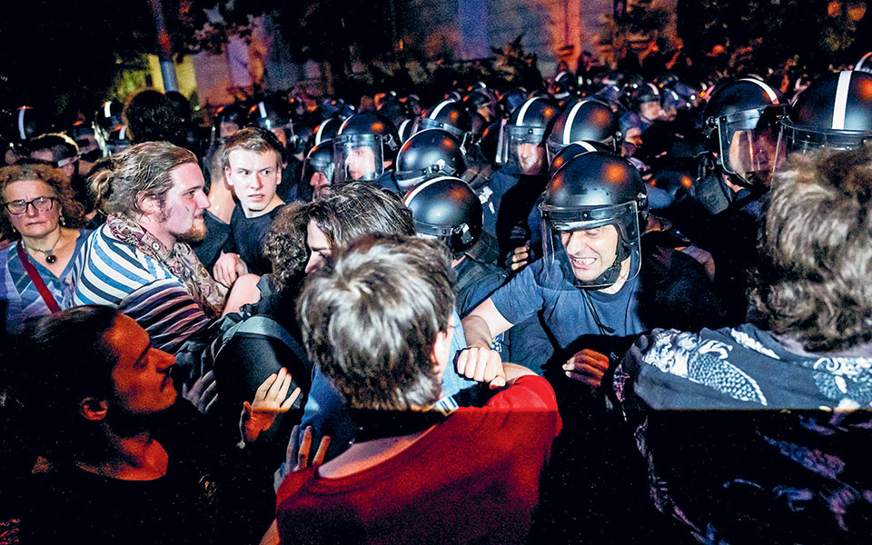 πυρ-και-μανία-με-τον-ορμπαν-η-αυστρία-562435555