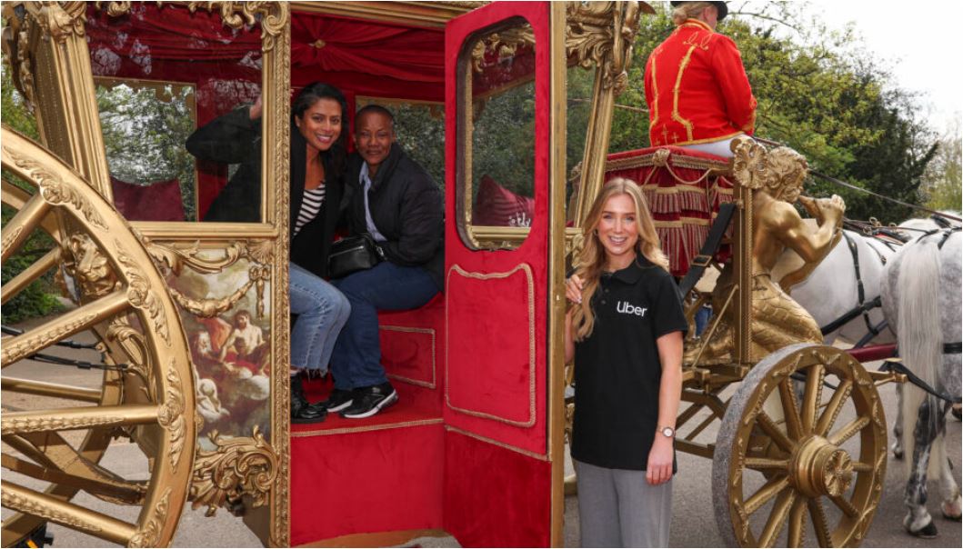 Βόλτα με βασιλική άμαξα προσφέρει η Uber με αφορμή τη στέψη του Καρόλου-1