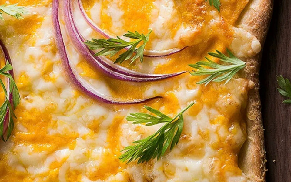 πίτσα-με-κρεμμύδια-και-τυριά-χωρίς-σάλ-562426390