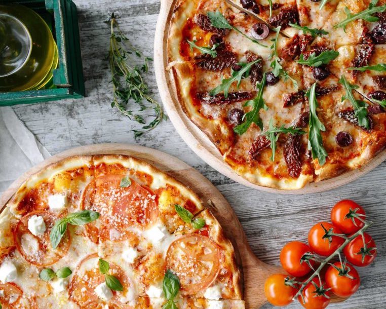 πίτσα-σε-αραβική-πίτα-με-δύο-επικαλύψε-562444351