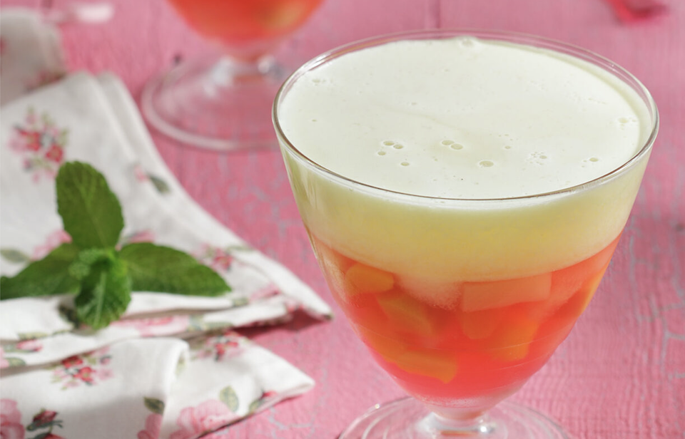 πολύχρωμο-ζελέ-με-φρούτα-και-γιαούρτι-562436392