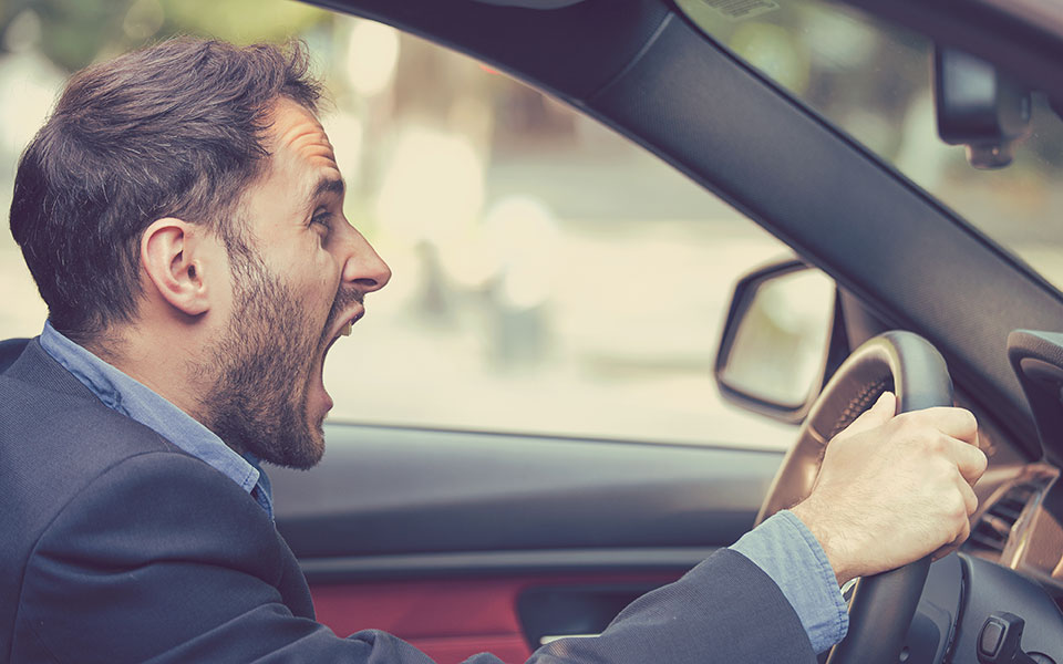 βρίζουν-κορνάρουν-τρέχουν-road-rage-στους-ε-562449880