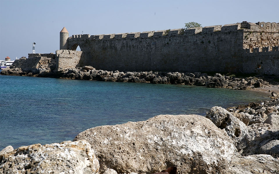 ρόδος-γνωστό-beach-bar-μετέτρεψε-την-παραλία-562414063