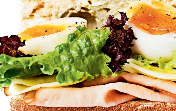 σάντουιτς-με-καπνιστό-ζαμπόν-κασέρι-κ-562444363