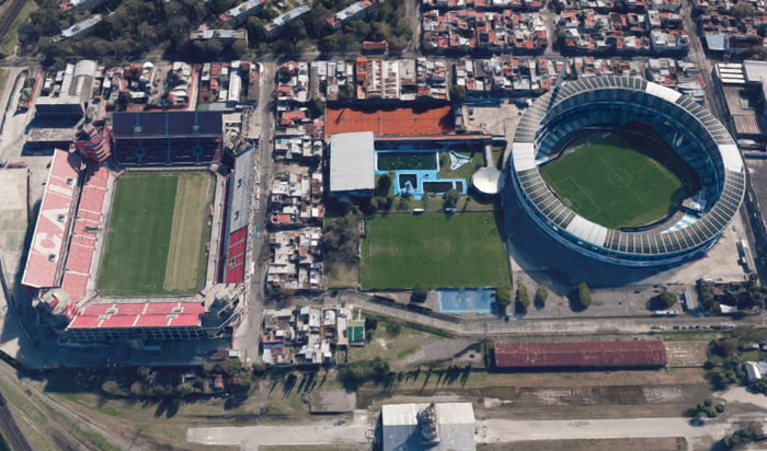 Μια γειτονιά, δύο κόσμοι…-1