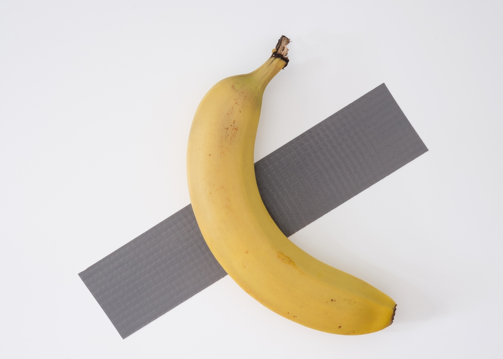 φοιτήτης-έφαγε-την-μπανάνα-έκθεμα-του-562396606