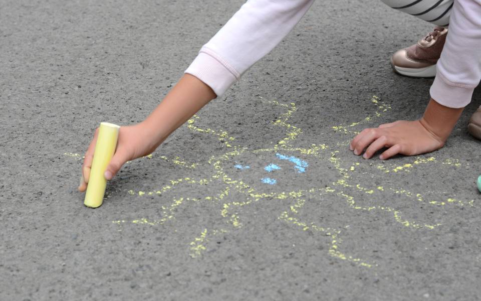 τελικά-ο-ήλιος-είναι-άσπρος-ή-κίτρινος-562414384