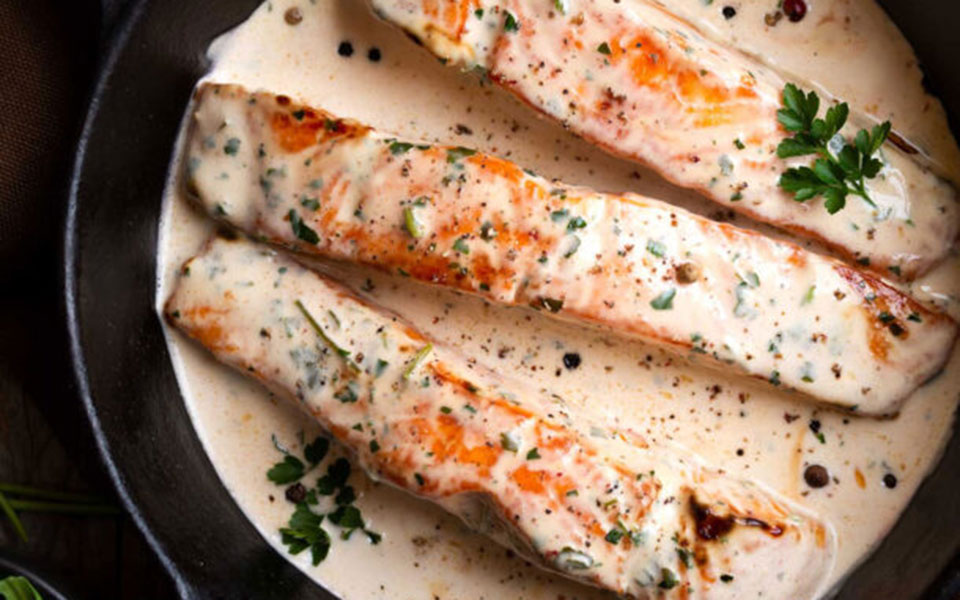 φιλέτο-σολομού-στο-τηγάνι-με-αρωματικ-562426372