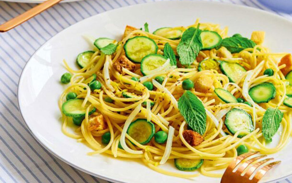 σπαγγέτι-με-κολοκυθάκια-αρακά-και-δυό-562439503