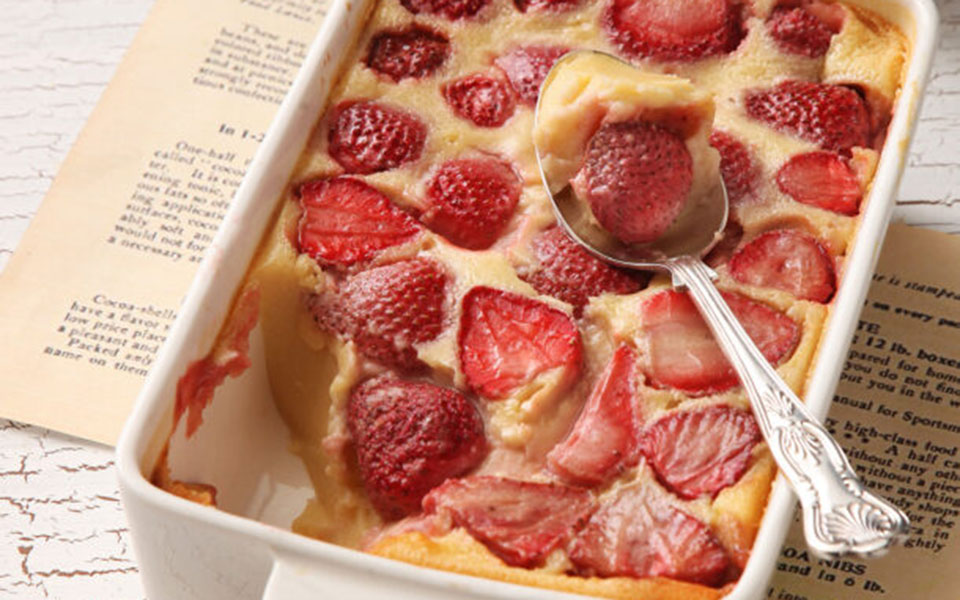 κλαφουτί-με-φράουλες-και-λευκή-σοκολά-562439887