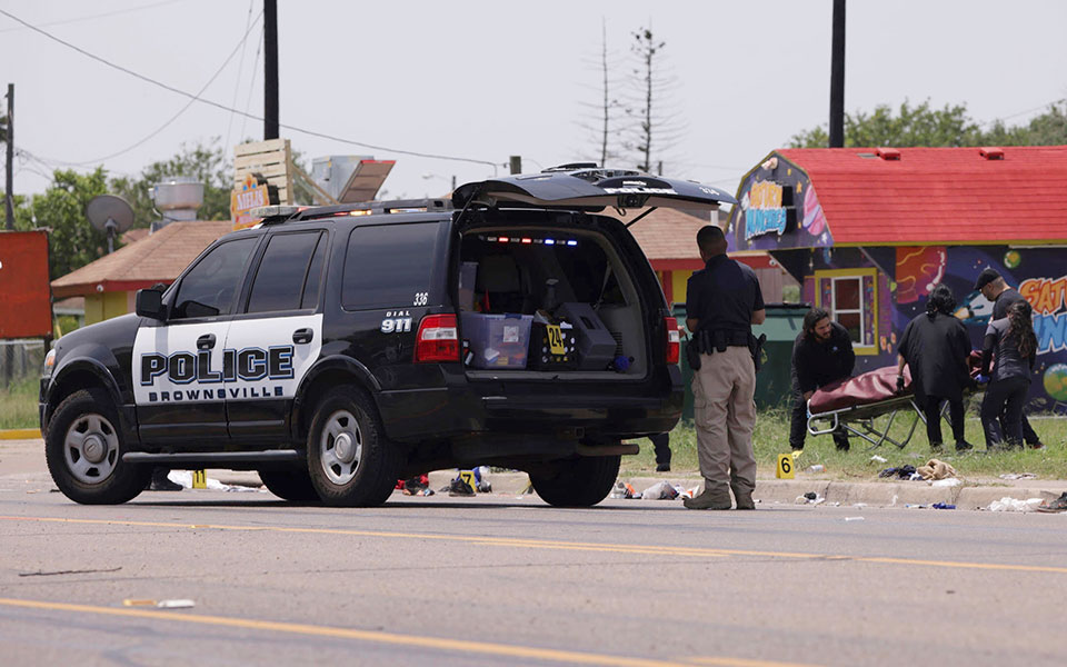 τέξας-αυτοκίνητο-έπεσε-πάνω-σε-πεζούς-562407979