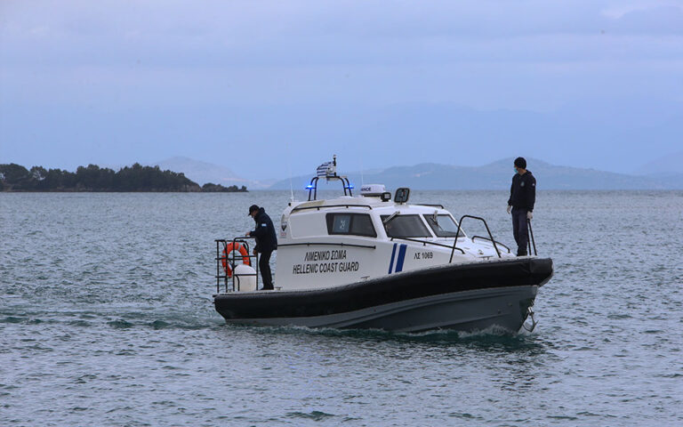 λιμενικό-ερευνες-για-επιβάτη-πλοίου-π-562407952