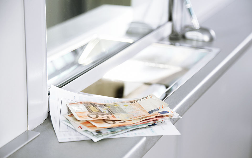 δύο-βήματα-μπροστά-και-ένα-πίσω-στη-σύγ-562412179