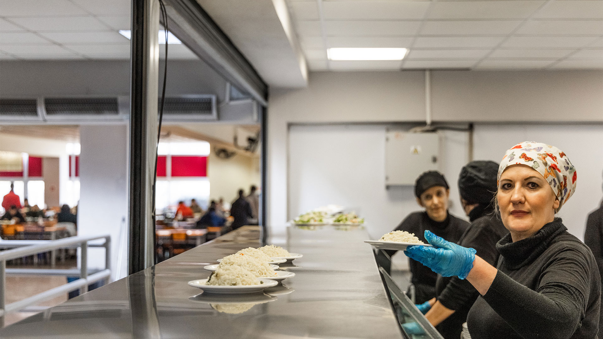 τρώμε-στο-μεγαλύτερο-συσσίτιο-της-θεσ-562446100