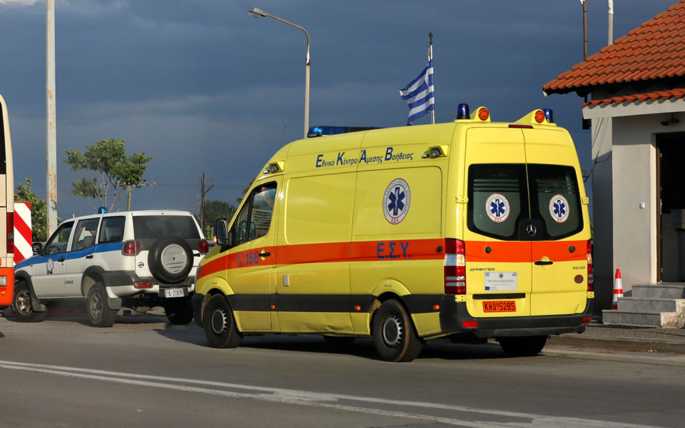 σχιστό-αυτοκίνητο-έπεσε-στον-γκρεμό-562422418