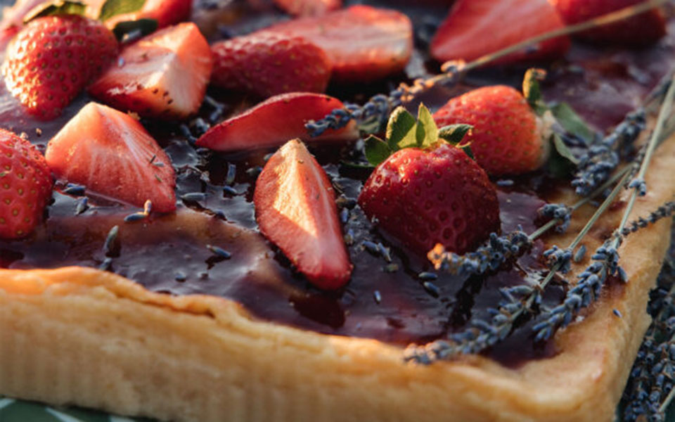 τυρογλυκό-με-σάλτσα-φράουλας-και-λεβά-562407244