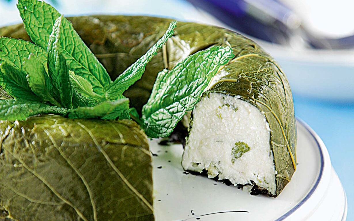 τυρόπιτα-φόρμας-με-αμπελόφυλλα-562444744