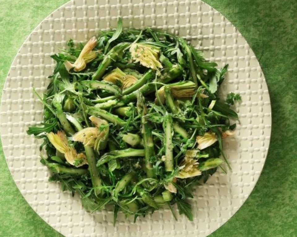 δροσερή-σαλάτα-με-σπαράγγια-ρόκα-και-κ-562435696