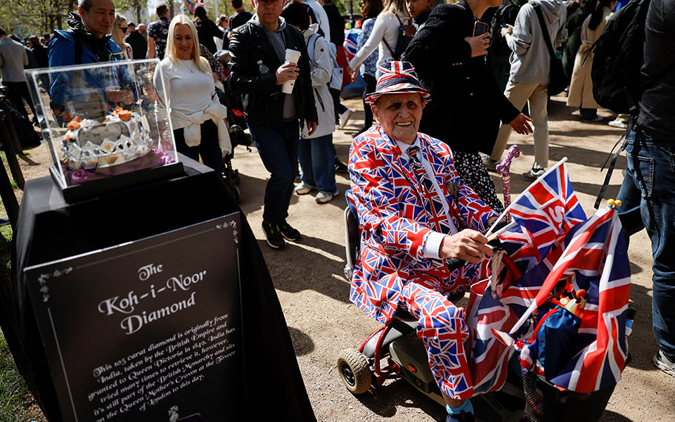 Ο βασιλιάς Κάρολος και ο πρίγκιπας Ουίλιαμ βγήκαν στον δρόμο για να χαιρετίσουν τον κόσμο-1