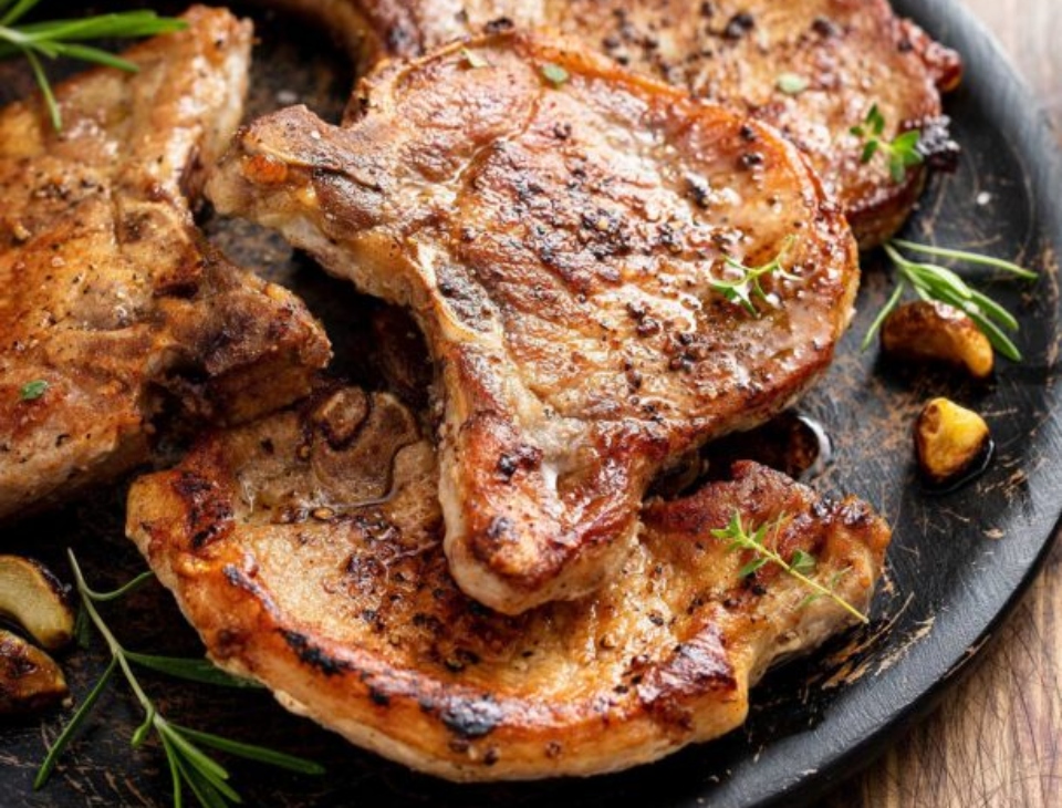χοιρινές-μπριζόλες-με-δεντρολίβανο-κ-562435681
