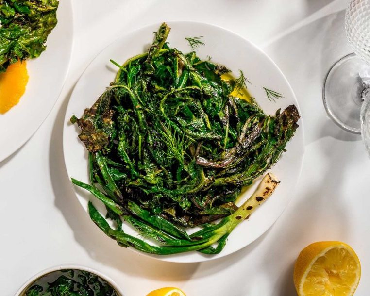 χόρτα-εποχής-στα-κάρβουνα-με-λαδολέμο-562444345