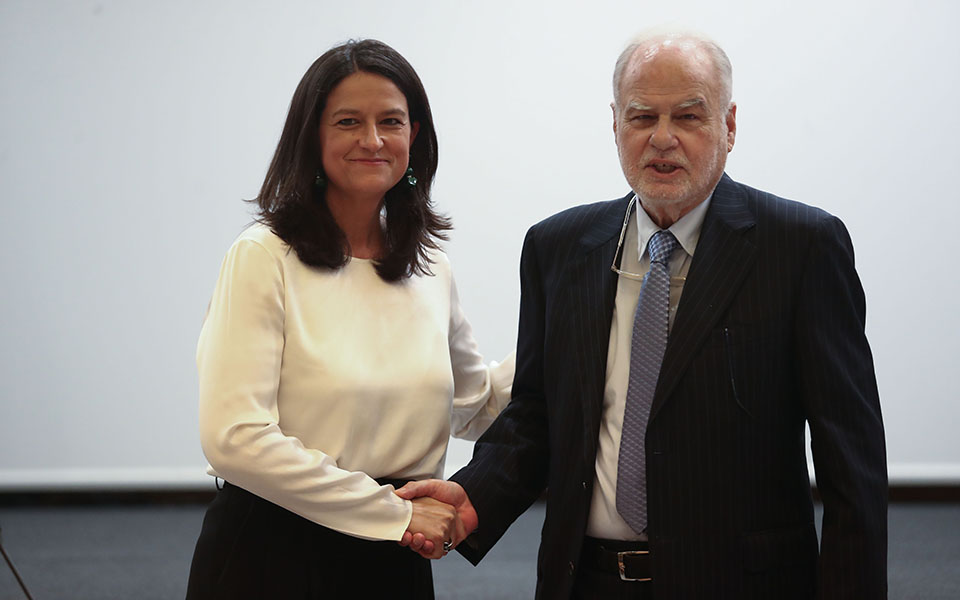 σε-συγκινησιακή-φόρτιση-η-παράδοση-562441963