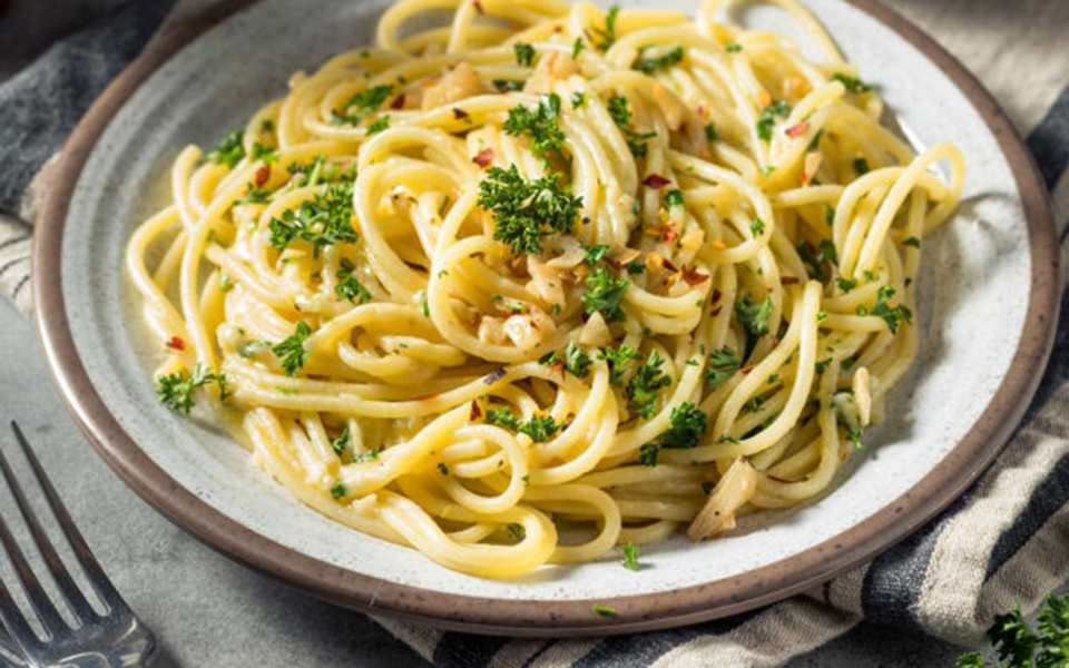 ζυμαρικά-με-σκόρδο-ελαιόλαδο-και-φρέσ-562412083