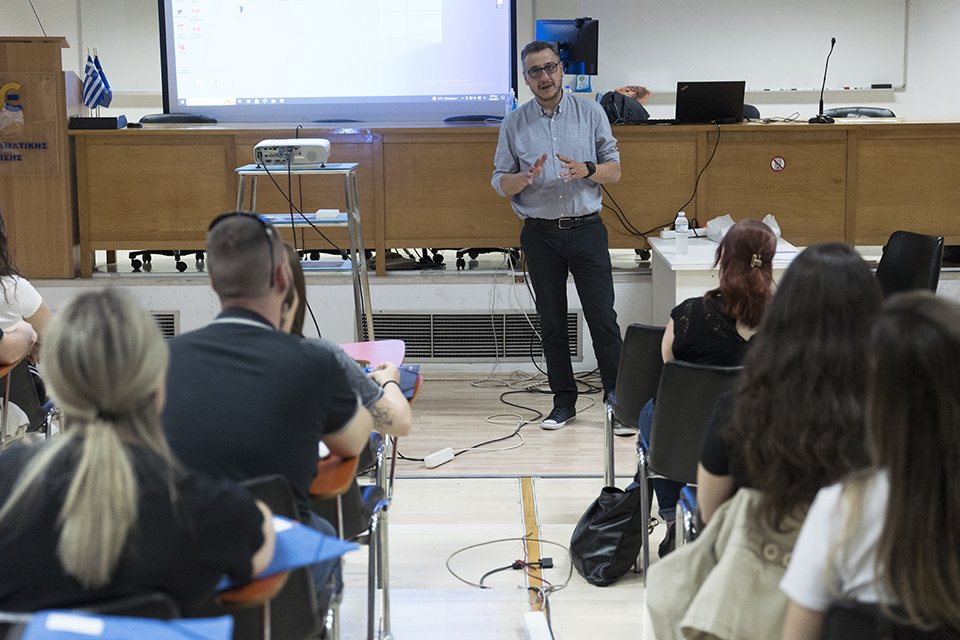 Στα θρανία η νέα γενιά συνοδών σε τρένα-8