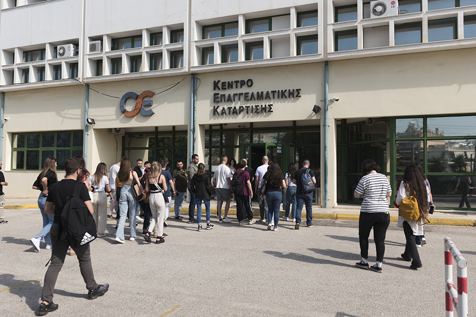 Στα θρανία η νέα γενιά συνοδών σε τρένα-1